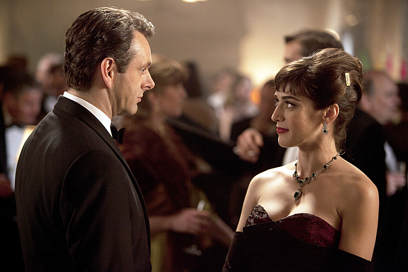 Lizzy Caplan as Virginia Johnson and Michael Sheen as Dr. William Masters in Masters of Sex (season 1, episode 1) - Photo: Craig Blankenhorn/SHOWTIME - Photo ID: mastersofsex_101_0323