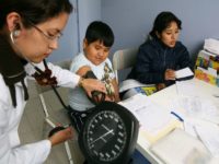 ¿El seguro de salud en niños conduce a reducciones en la anemia y mejora el rendimiento de los estudiantes? Evidencia de una regresión discontinua nítida en Perú